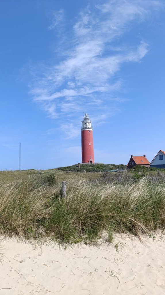 Slingers, bloemen en zoenen / de vuurtoren van Texel