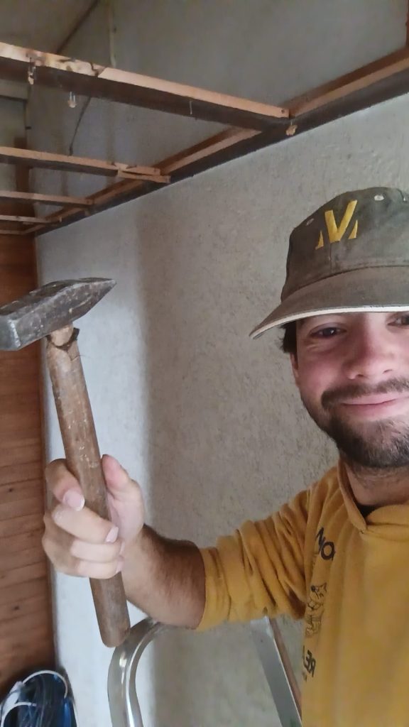 Hamer vasthouden tijdens renovatiewerk